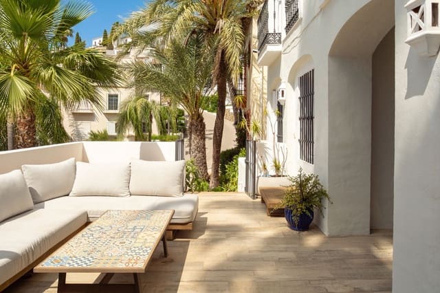 4 soverom Hus til salgs i Marbella med svømmebasseng garasje - € 750 000 (Ref: 9941547)