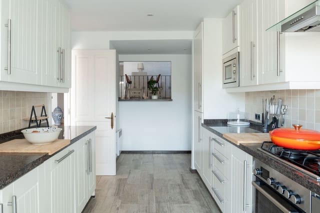 4 soverom Hus til salgs i Marbella med svømmebasseng garasje - € 750 000 (Ref: 9941547)