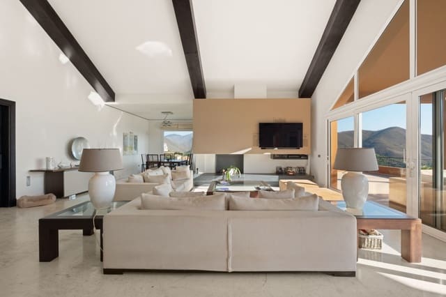 5 bedroom Villa for sale in Marbella with pool garage - € 2,800,000 (Ref: 9954555)