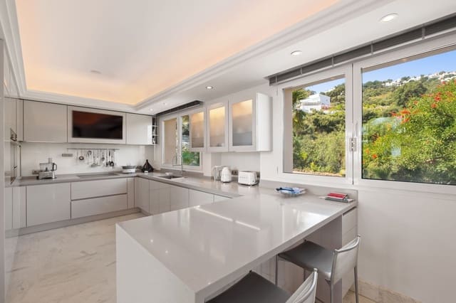 5 bedroom Villa for sale in Marbella with pool garage - € 2,800,000 (Ref: 9954555)
