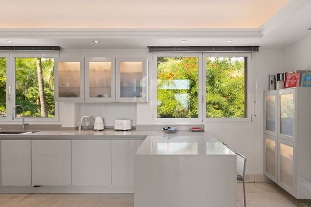5 bedroom Villa for sale in Marbella with pool garage - € 2,800,000 (Ref: 9954555)