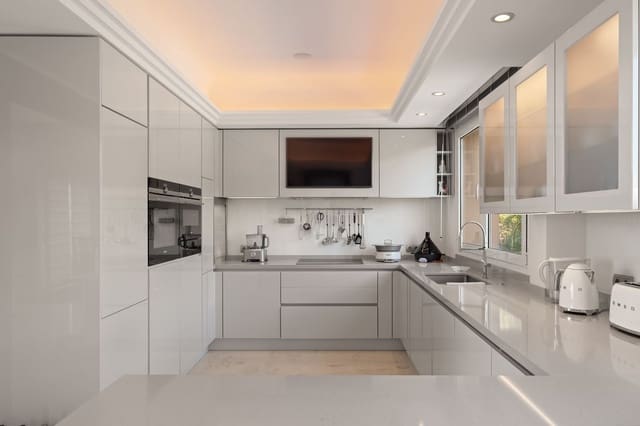 5 bedroom Villa for sale in Marbella with pool garage - € 2,800,000 (Ref: 9954555)