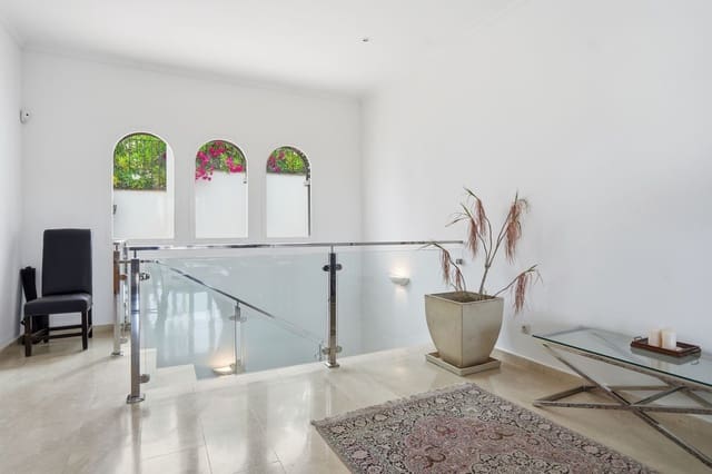 4 slaapkamer Villa te koop in Marbella met zwembad garage - € 1.400.000 (Ref: 9954563)