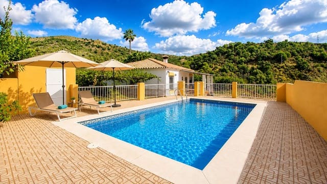 3 bedroom Villa for sale in Estepona with pool - € 475,000 (Ref: 9961841)