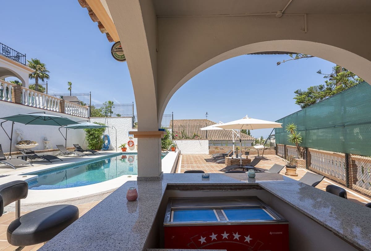 5 bedroom Villa for sale in Mijas with pool garage - € 1,200,000 (Ref: 9961849)