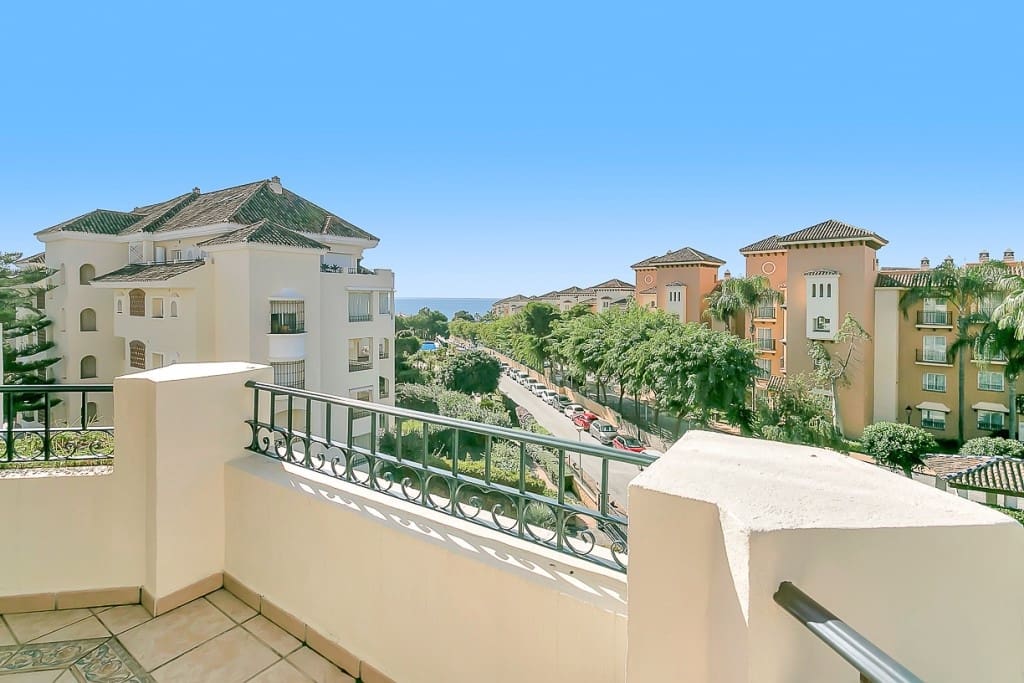 3 bedroom Apartment for sale in Marbella with pool - € 975,000 (Ref: 9984201)