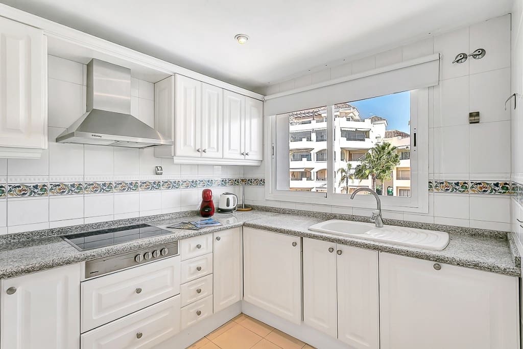 3 bedroom Apartment for sale in Marbella with pool - € 975,000 (Ref: 9984201)