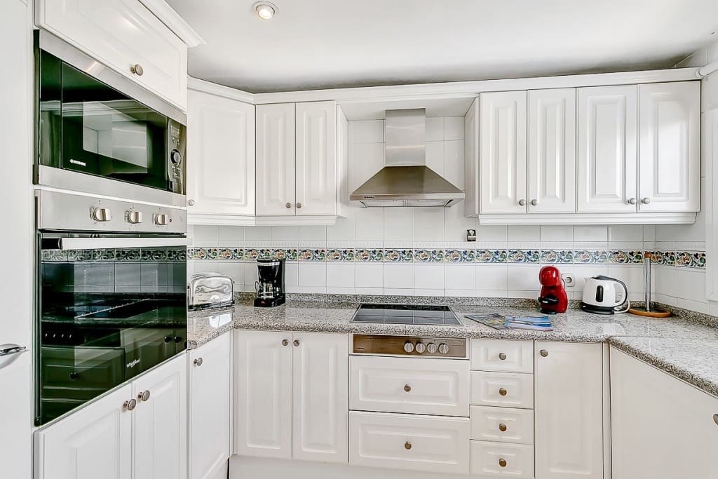 3 bedroom Apartment for sale in Marbella with pool - € 975,000 (Ref: 9984201)