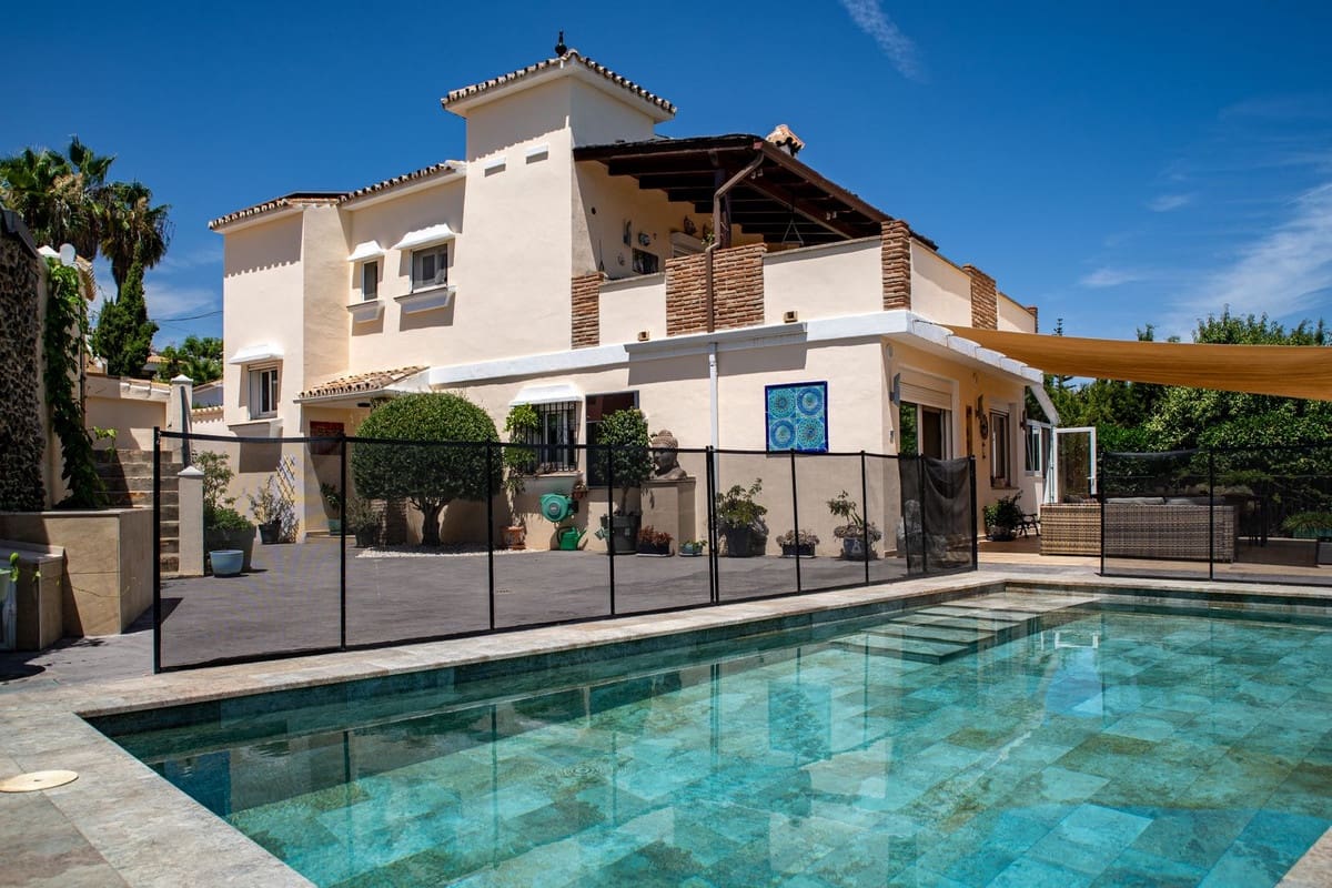 6 quarto Moradia para venda em Marbella com piscina - 1 550 000 € (Ref: 9984207)