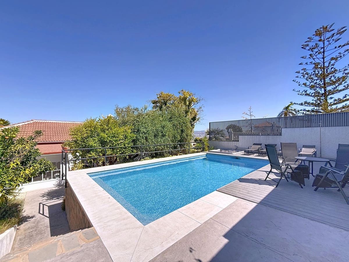 4 Zimmer Villa zu verkaufen in Alhaurin de la Torre mit Pool Garage - 749.000 € (Ref: 9999754)