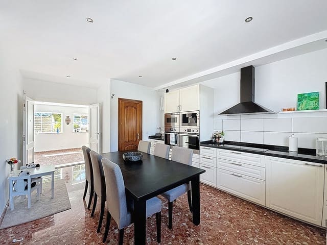 4 soverom Villa til salgs i Alhaurín de la Torre med svømmebasseng garasje - € 749 000 (Ref: 9999754)