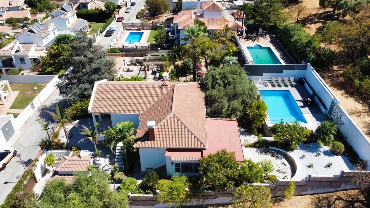 4 Zimmer Villa zu verkaufen in Alhaurin de la Torre mit Pool Garage - 749.000 € (Ref: 9999754)