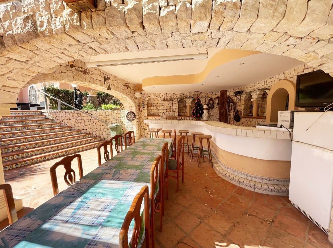 6 bedroom Villa for sale in Benissa with pool garage - € 995,000 (Ref: 9589297)