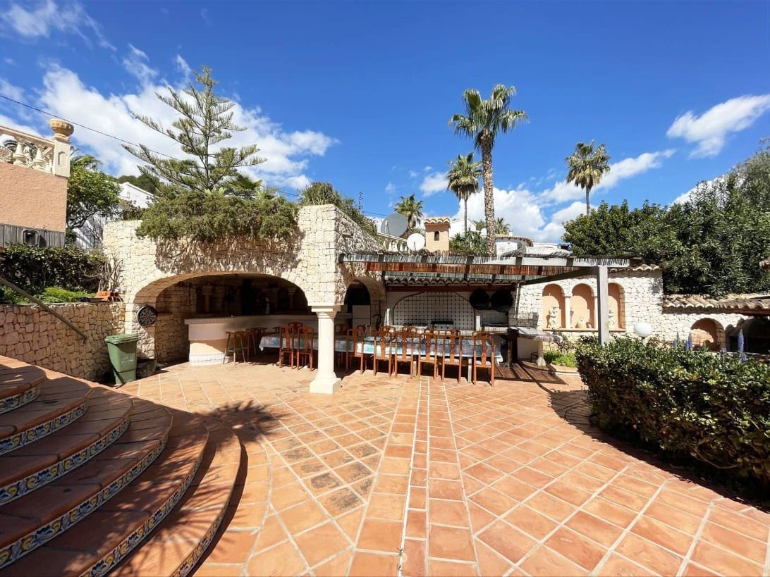 6 bedroom Villa for sale in Benissa with pool garage - € 995,000 (Ref: 9589297)