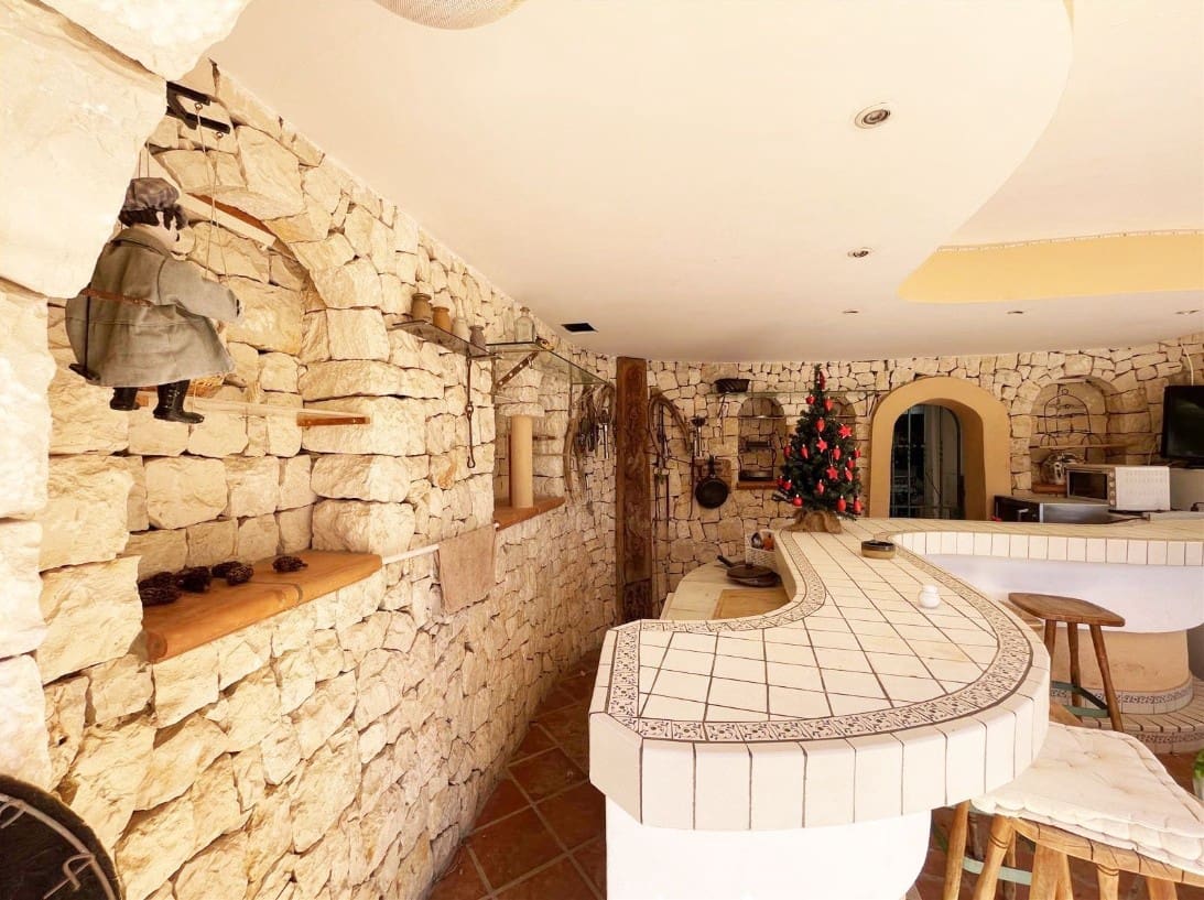 6 bedroom Villa for sale in Benissa with pool garage - € 995,000 (Ref: 9589297)