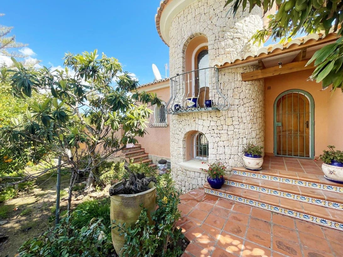 6 bedroom Villa for sale in Benissa with pool garage - € 995,000 (Ref: 9589297)