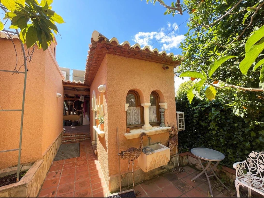 6 bedroom Villa for sale in Benissa with pool garage - € 995,000 (Ref: 9589297)