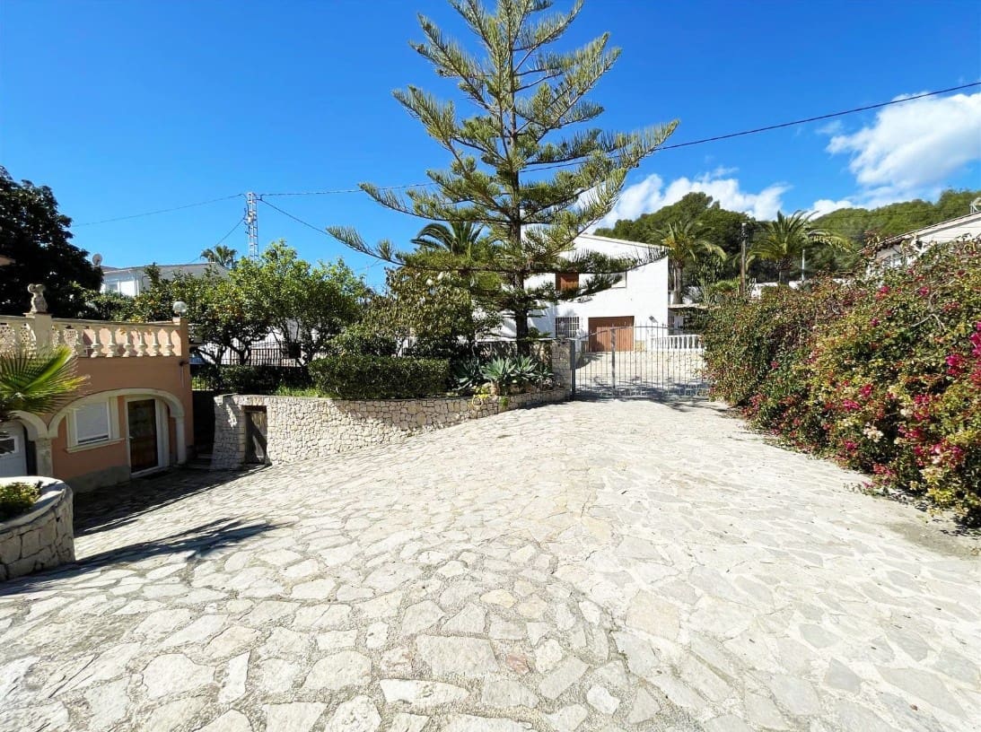 6 bedroom Villa for sale in Benissa with pool garage - € 995,000 (Ref: 9589297)