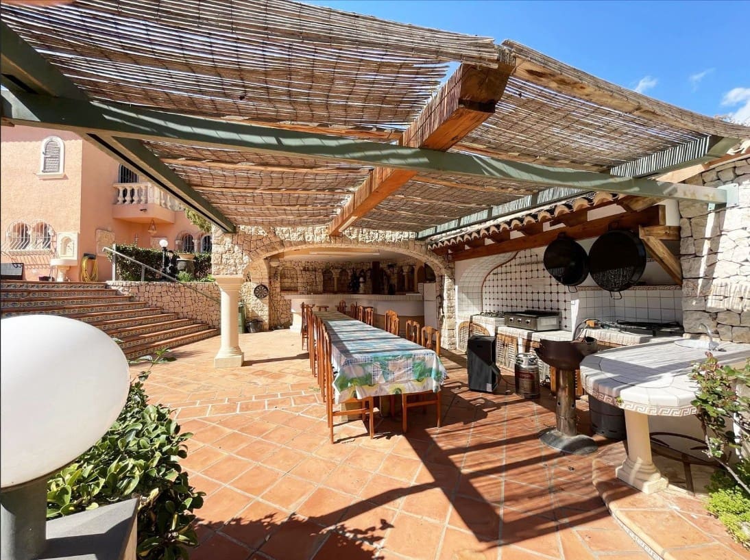 6 bedroom Villa for sale in Benissa with pool garage - € 995,000 (Ref: 9589297)