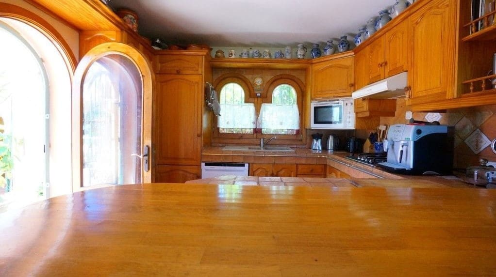 6 bedroom Villa for sale in Benissa with pool garage - € 995,000 (Ref: 9589297)