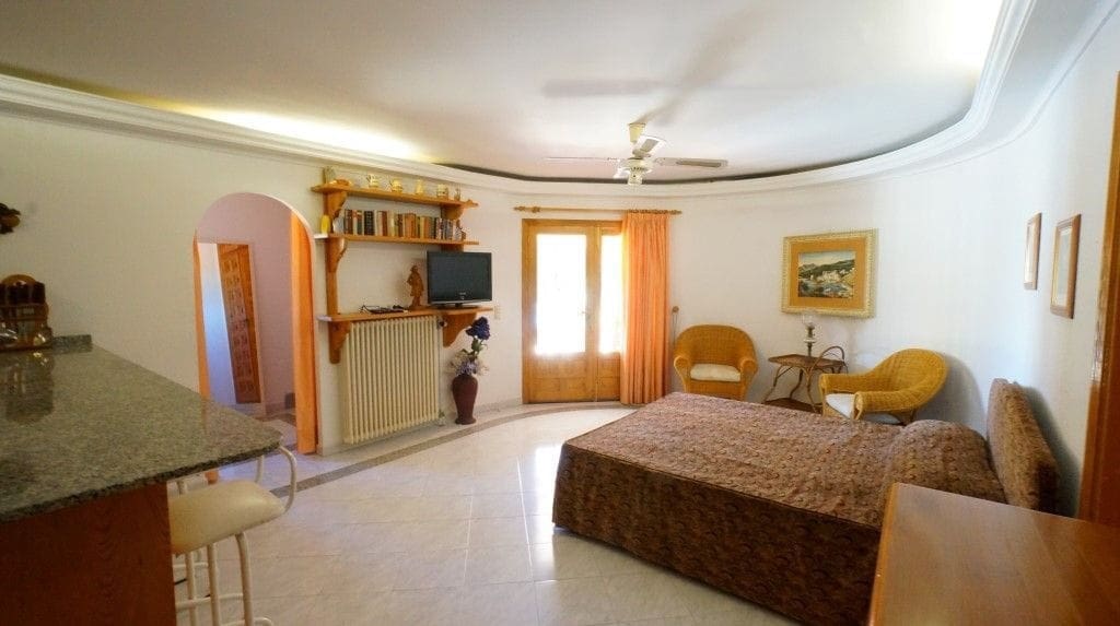 6 bedroom Villa for sale in Benissa with pool garage - € 995,000 (Ref: 9589297)