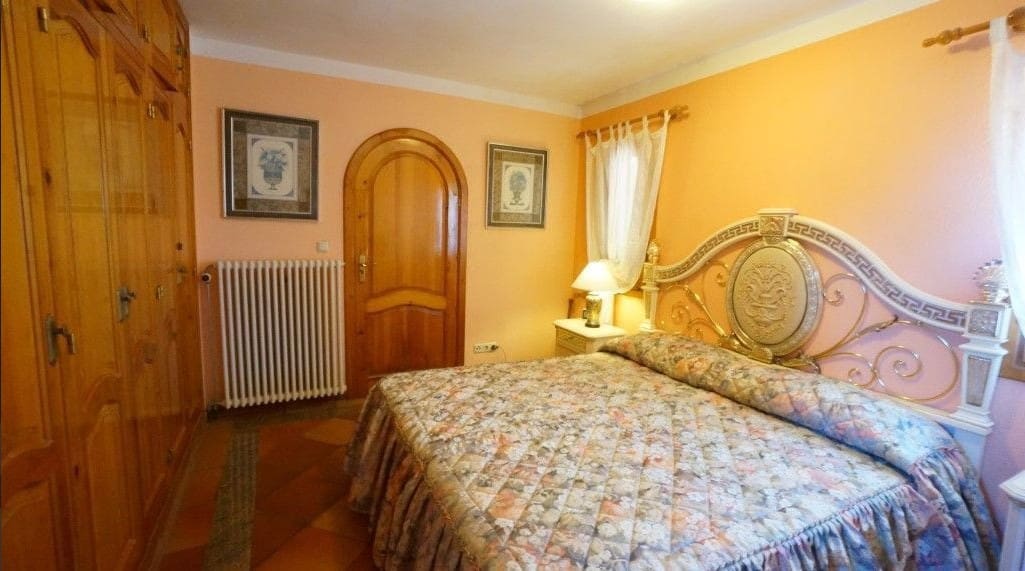 6 bedroom Villa for sale in Benissa with pool garage - € 995,000 (Ref: 9589297)