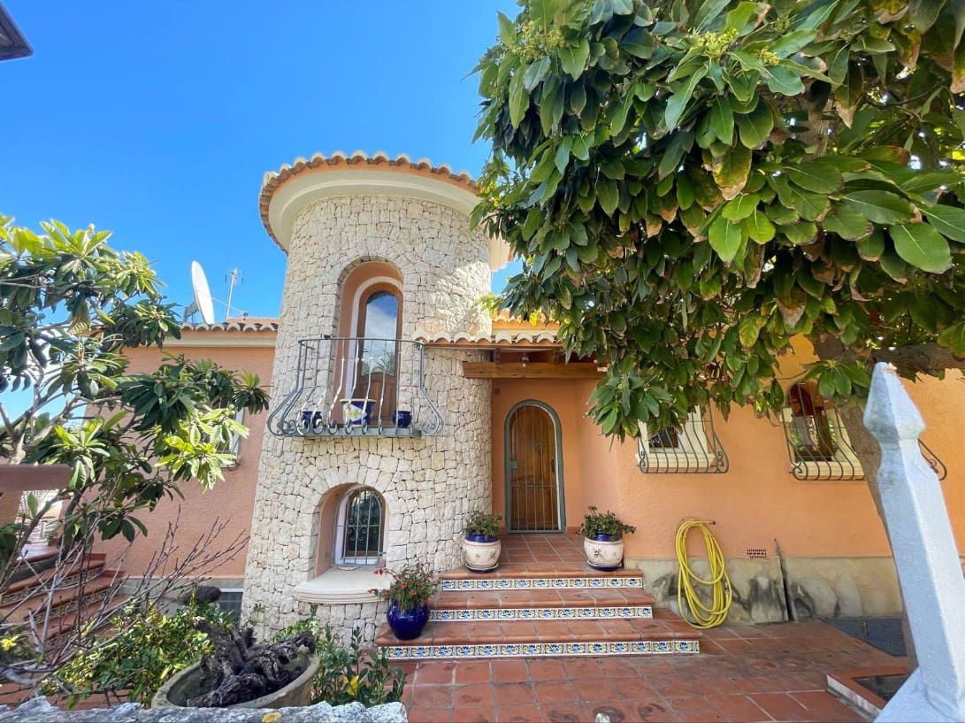 6 bedroom Villa for sale in Benissa with pool garage - € 995,000 (Ref: 9589297)