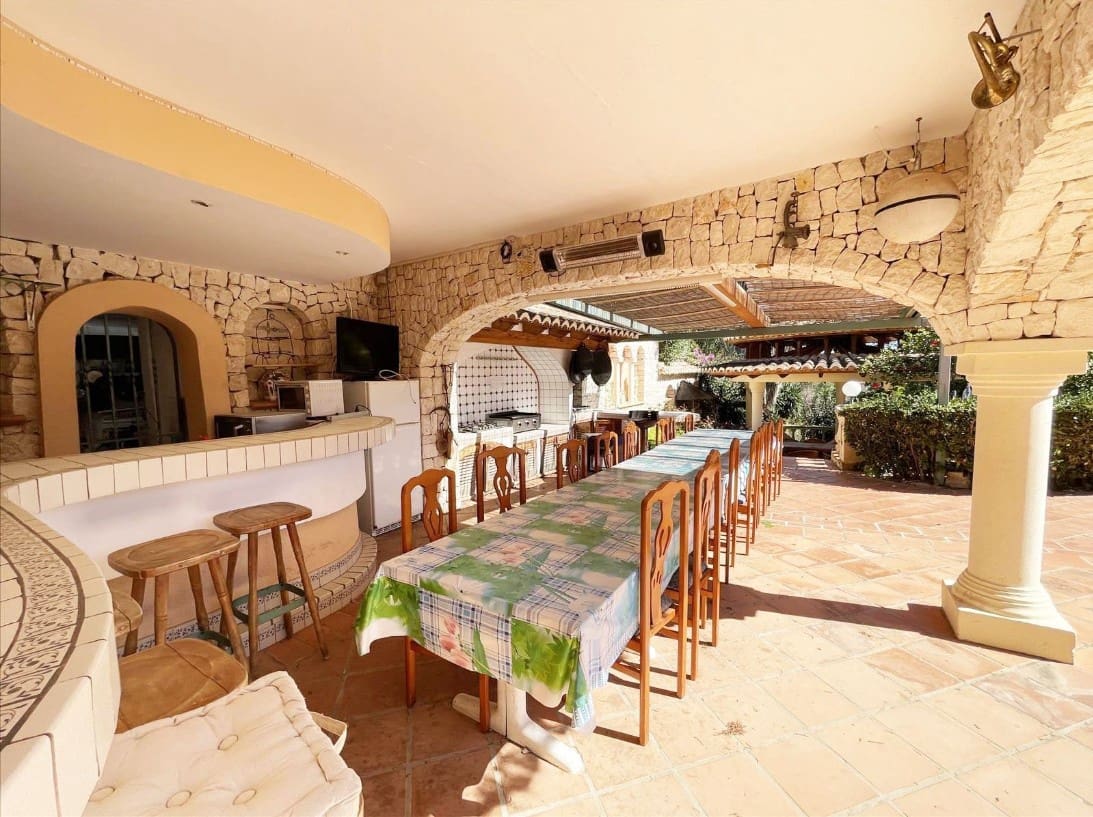 6 bedroom Villa for sale in Benissa with pool garage - € 995,000 (Ref: 9589297)