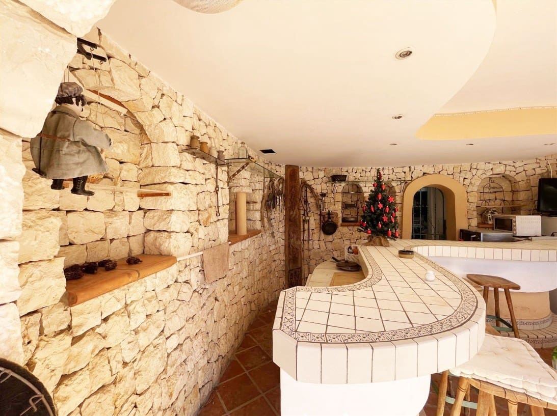 6 bedroom Villa for sale in Benissa with pool garage - € 995,000 (Ref: 9589297)
