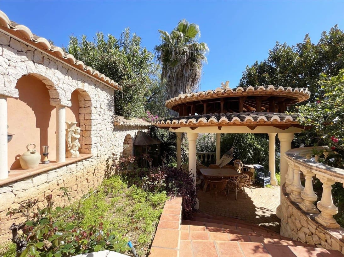 6 bedroom Villa for sale in Benissa with pool garage - € 995,000 (Ref: 9589297)