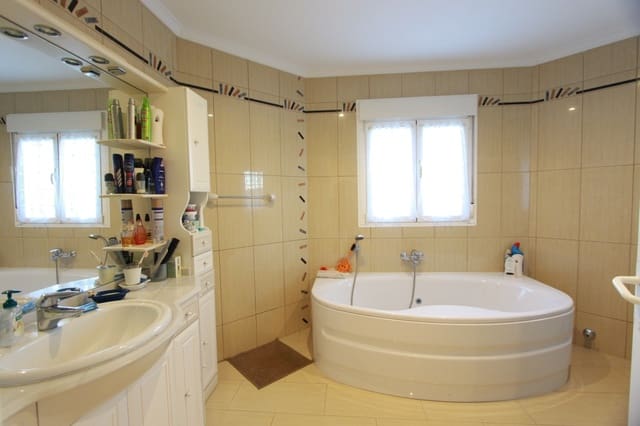 4 makuuhuone Huvila myytävänä paikassa Calpe / Calp mukana uima-altaan - 850 000 € (Ref: 9589299)