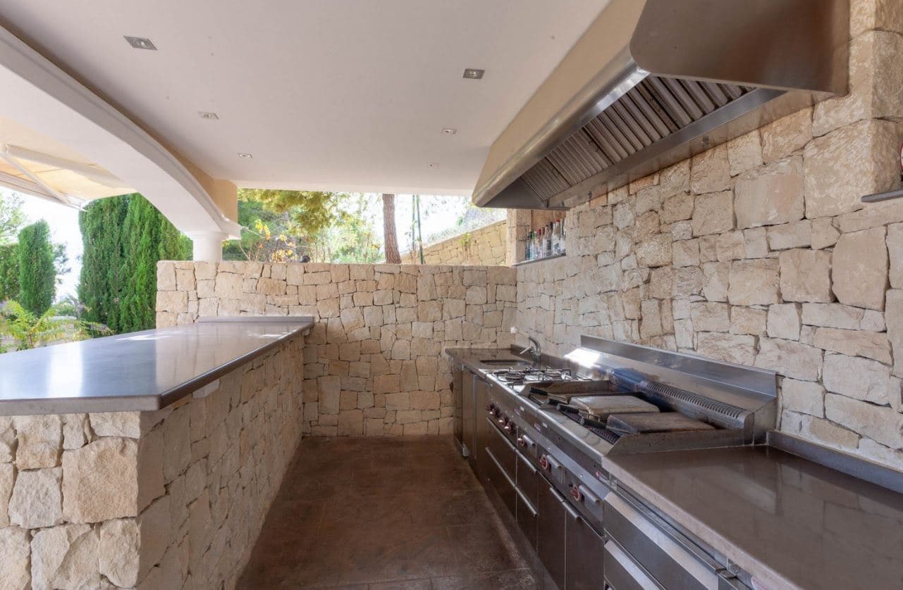 5 bedroom Villa for sale in Benissa with pool garage - € 3,130,000 (Ref: 9589322)