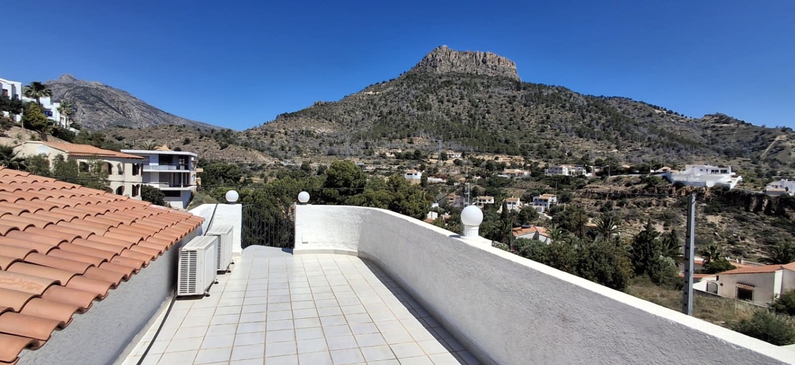 3 makuuhuone Huvila myytävänä paikassa Calpe / Calp mukana uima-altaan 
autotalli - 645 000 € (Ref: 9869905)