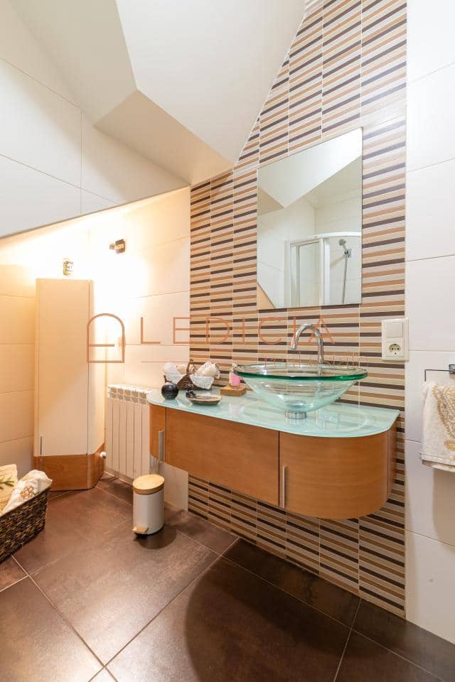 4 bedroom Villa for sale in Baiona with pool garage - € 685,000 (Ref: 9801379)