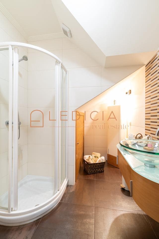 4 bedroom Villa for sale in Baiona with pool garage - € 685,000 (Ref: 9801379)