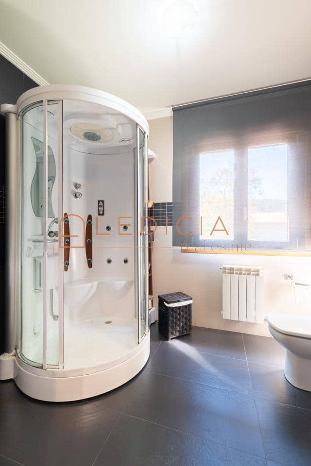 4 bedroom Villa for sale in Baiona with pool garage - € 685,000 (Ref: 9801379)