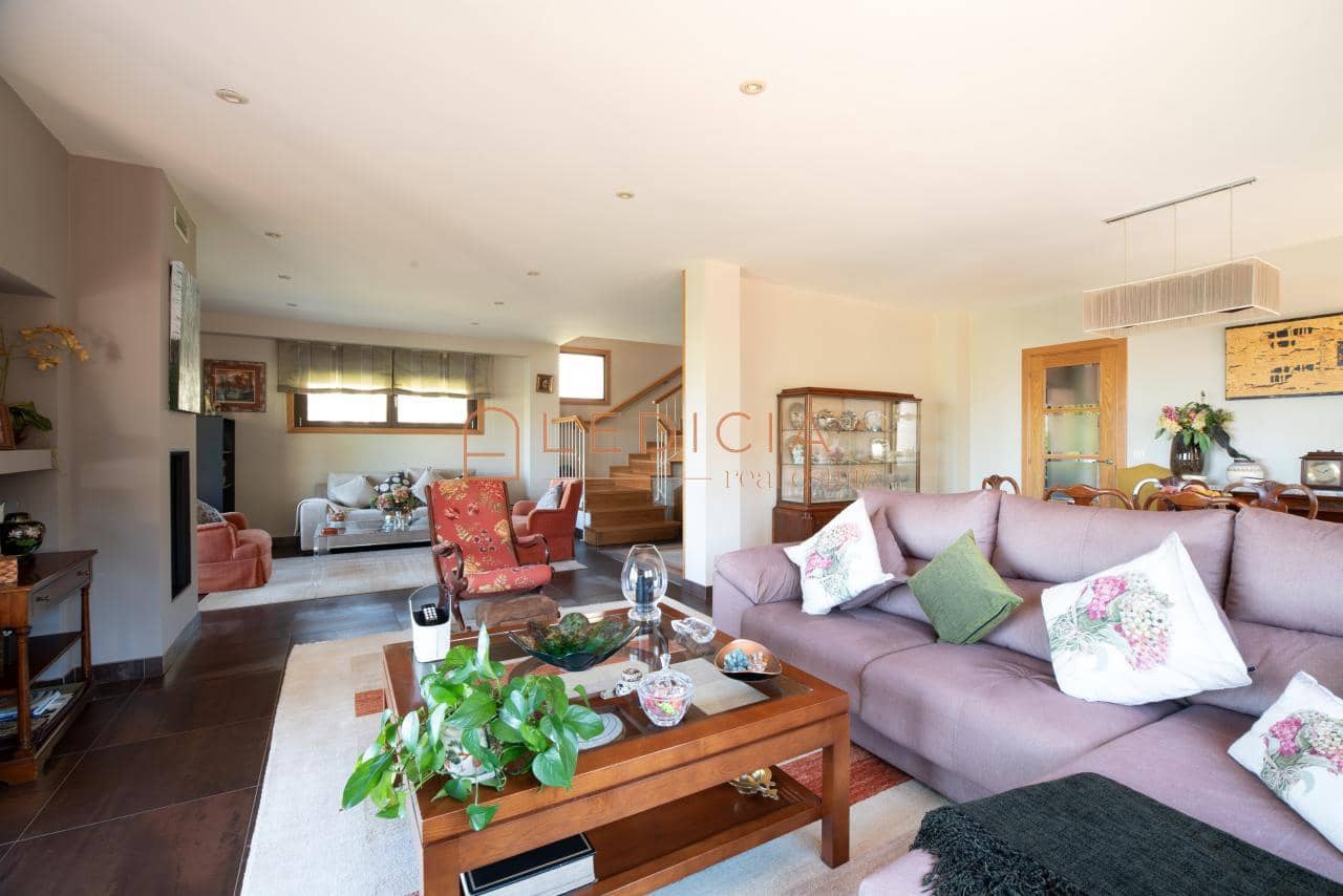 4 bedroom Villa for sale in Baiona with pool garage - € 685,000 (Ref: 9801379)