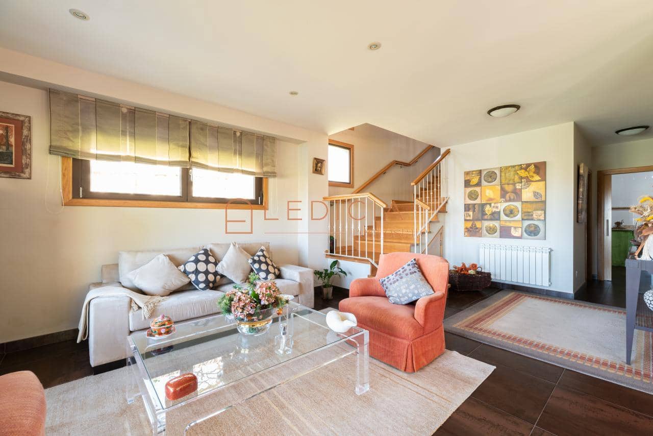 4 bedroom Villa for sale in Baiona with pool garage - € 685,000 (Ref: 9801379)