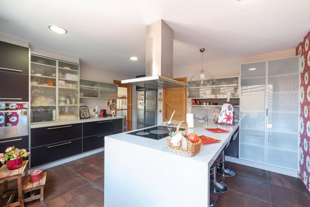 4 bedroom Villa for sale in Baiona with pool garage - € 685,000 (Ref: 9801379)