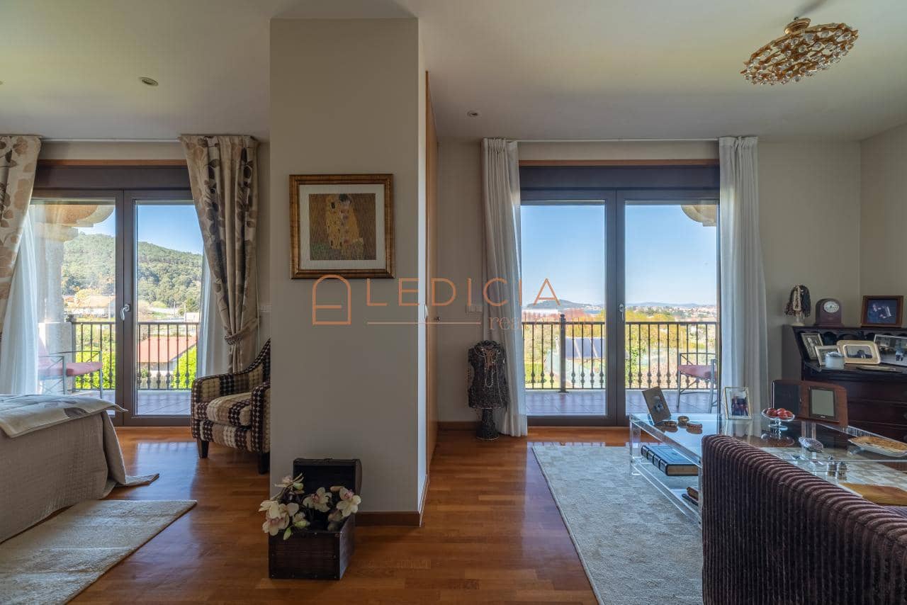 4 bedroom Villa for sale in Baiona with pool garage - € 685,000 (Ref: 9801379)