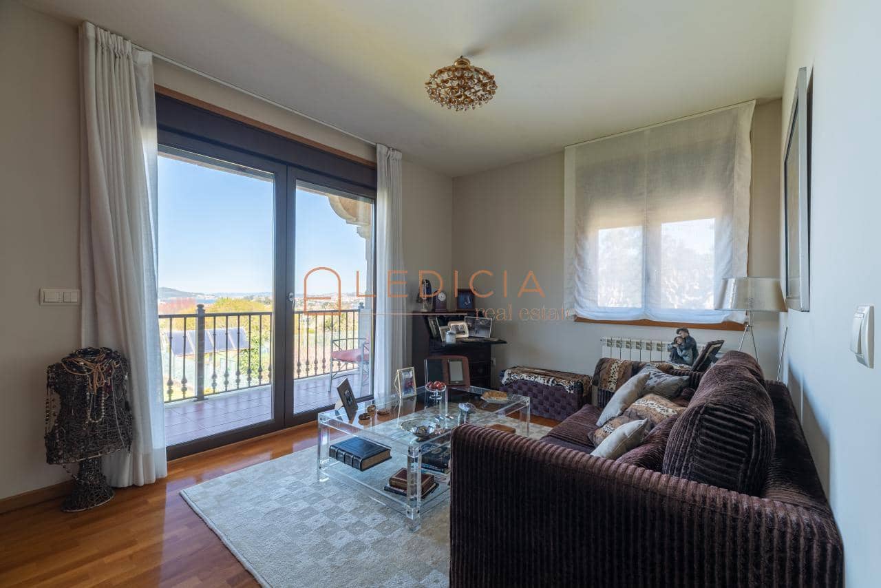 4 bedroom Villa for sale in Baiona with pool garage - € 685,000 (Ref: 9801379)