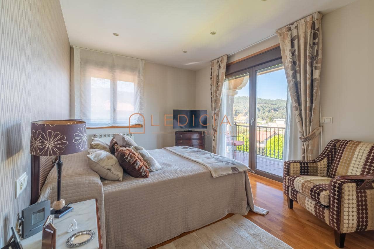 4 bedroom Villa for sale in Baiona with pool garage - € 685,000 (Ref: 9801379)