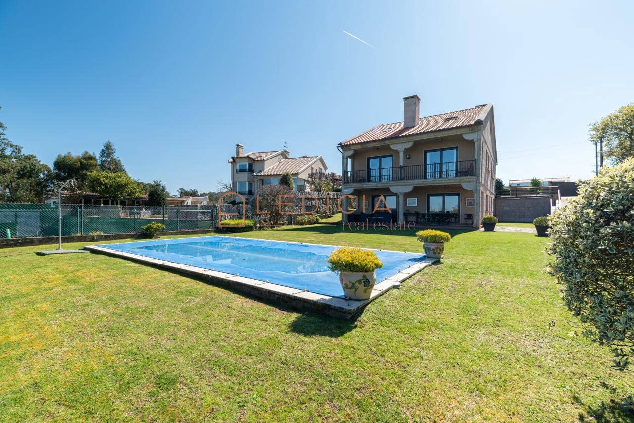 4 bedroom Villa for sale in Baiona with pool garage - € 685,000 (Ref: 9801379)