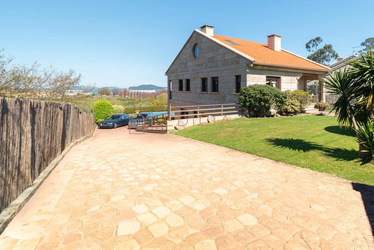4 bedroom Villa for sale in Baiona with pool garage - € 685,000 (Ref: 9801379)