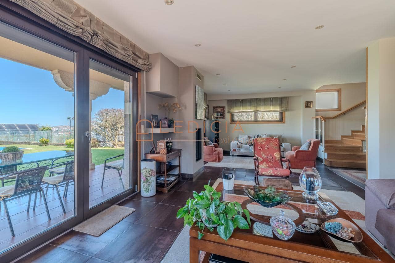 4 bedroom Villa for sale in Baiona with pool garage - € 685,000 (Ref: 9801379)