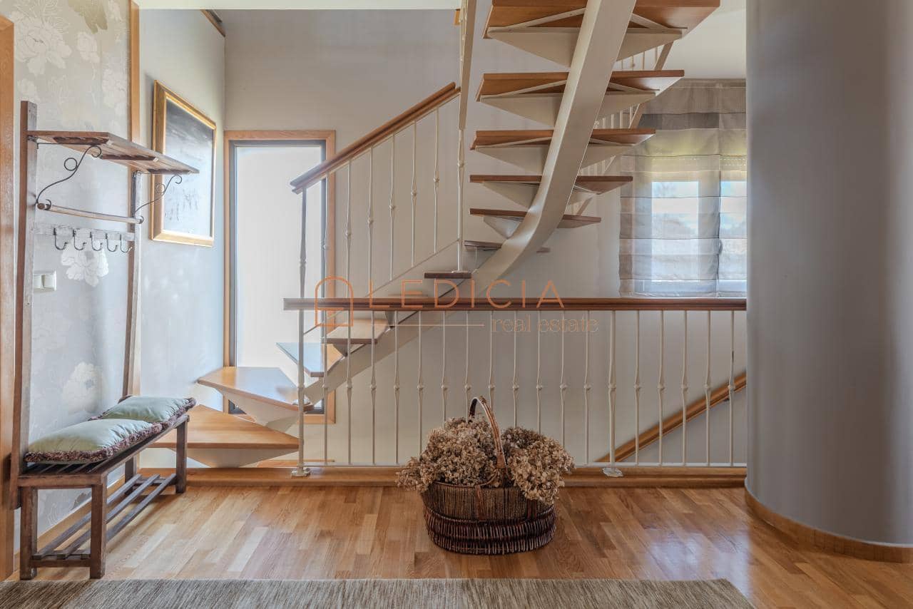 4 bedroom Villa for sale in Baiona with pool garage - € 685,000 (Ref: 9801379)