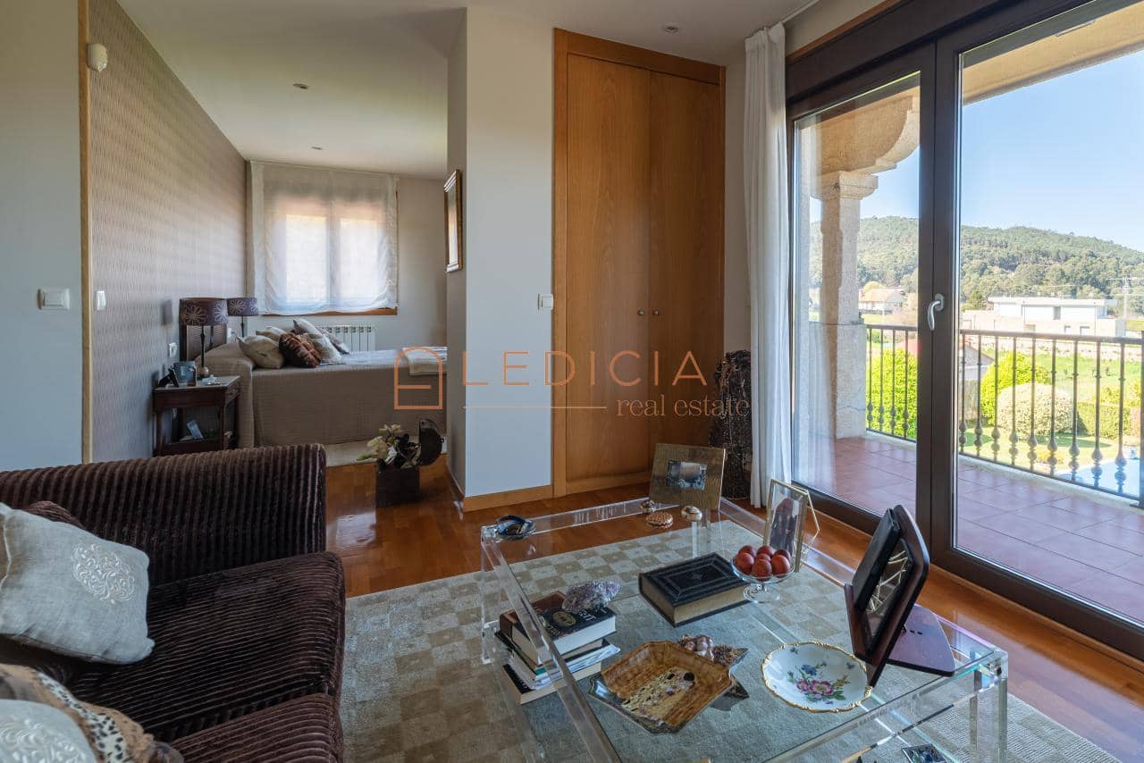 4 bedroom Villa for sale in Baiona with pool garage - € 685,000 (Ref: 9801379)