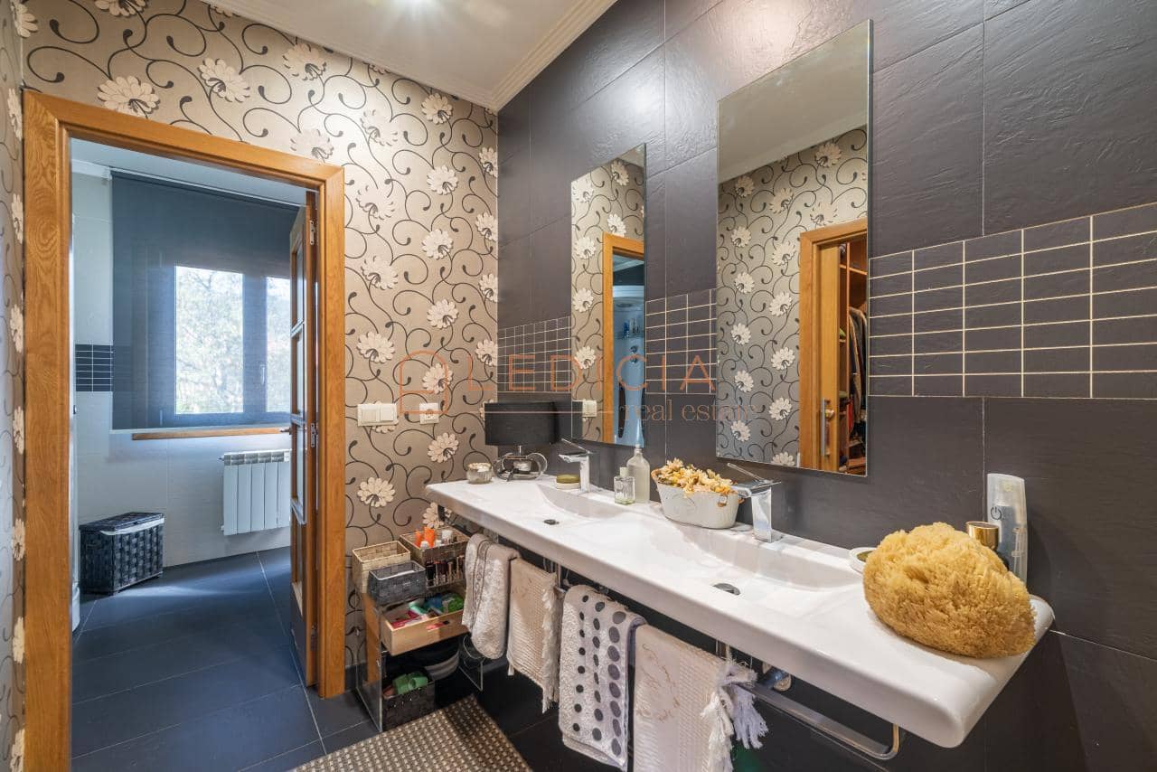 4 bedroom Villa for sale in Baiona with pool garage - € 685,000 (Ref: 9801379)