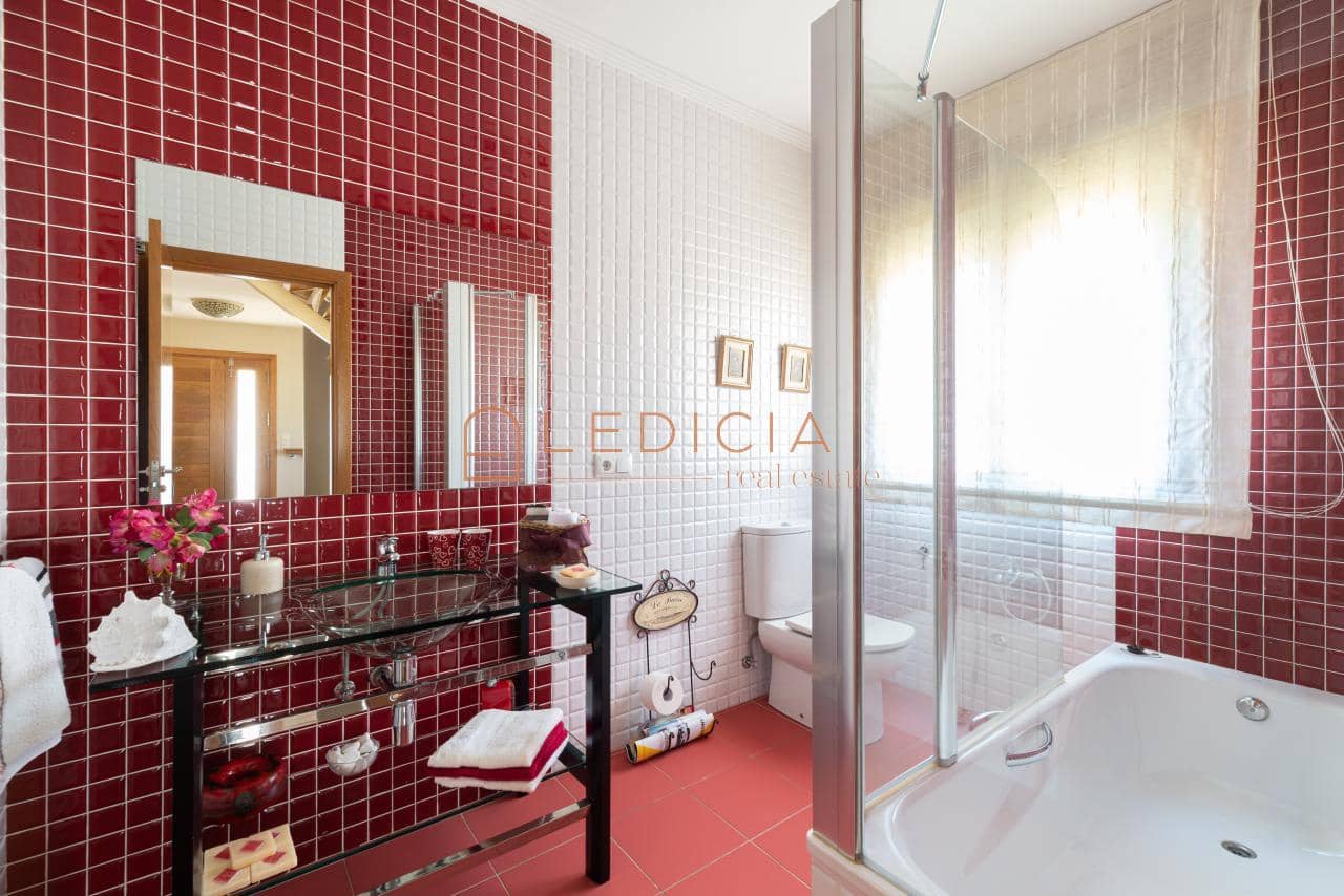 4 bedroom Villa for sale in Baiona with pool garage - € 685,000 (Ref: 9801379)