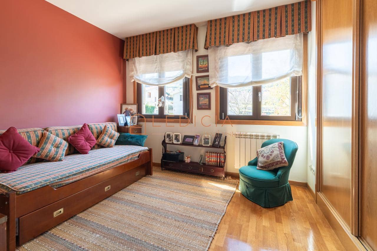 4 bedroom Villa for sale in Baiona with pool garage - € 685,000 (Ref: 9801379)